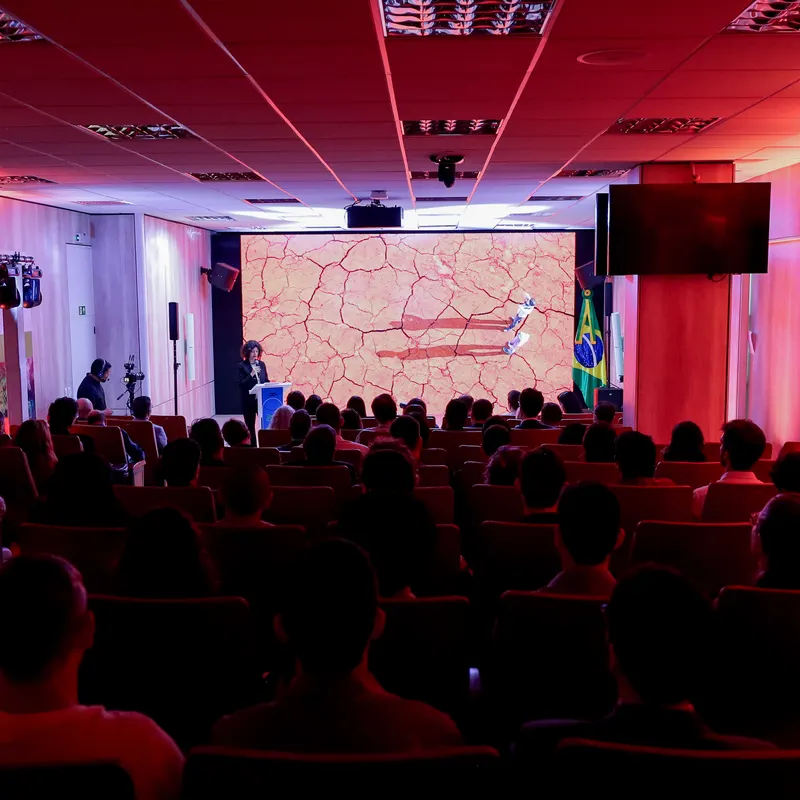 Empresa de eventos para órgãos públicos em Brasília: auditório de evento institucional com telão, iluminação cênica e plateia