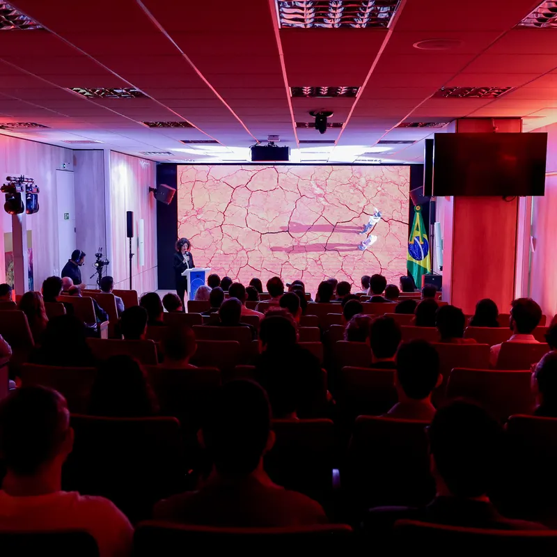 Audiovisual para eventos: telão, caixas de som e câmera de transmissão em auditório de evento em Brasília