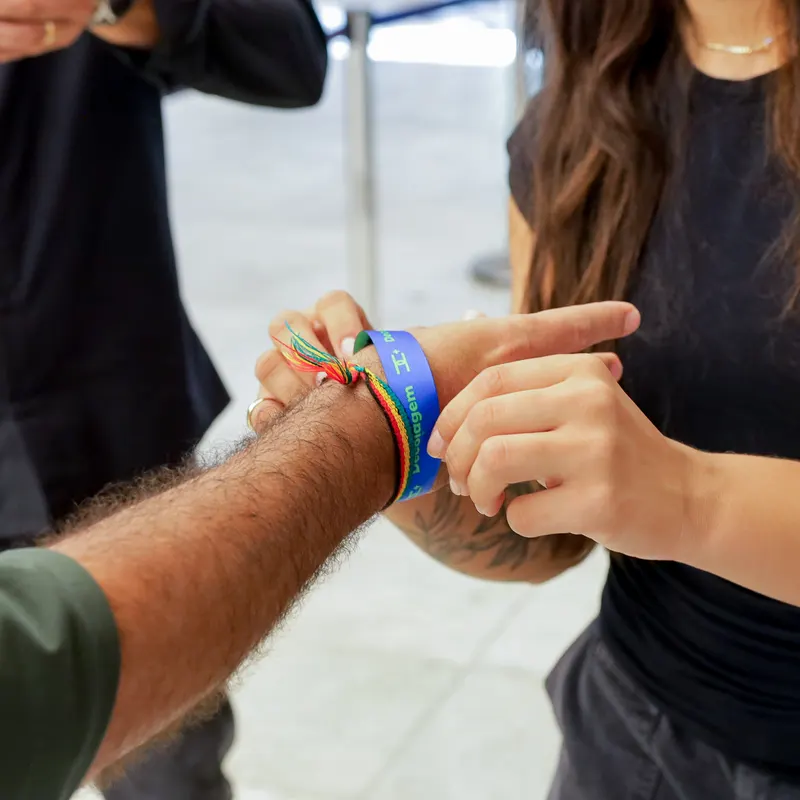 Controle de acesso para eventos: pulseira de identificação colocada na entrada do evento