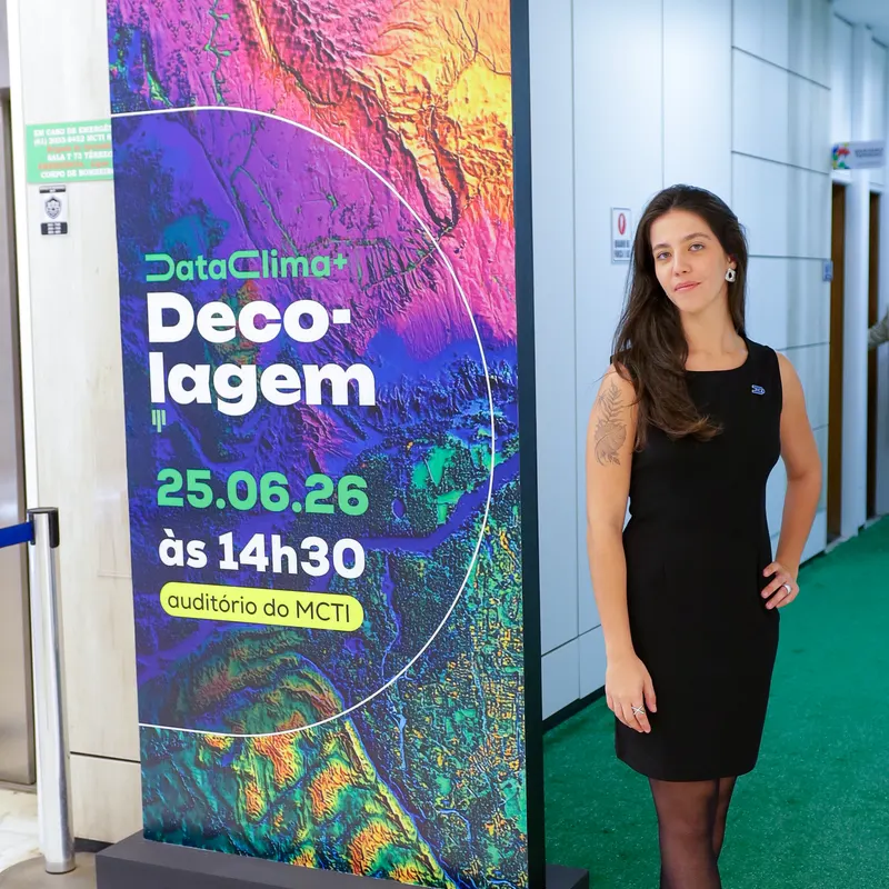 Comunicação visual para eventos: totem de sinalização com a identidade visual do evento, junto à recepção